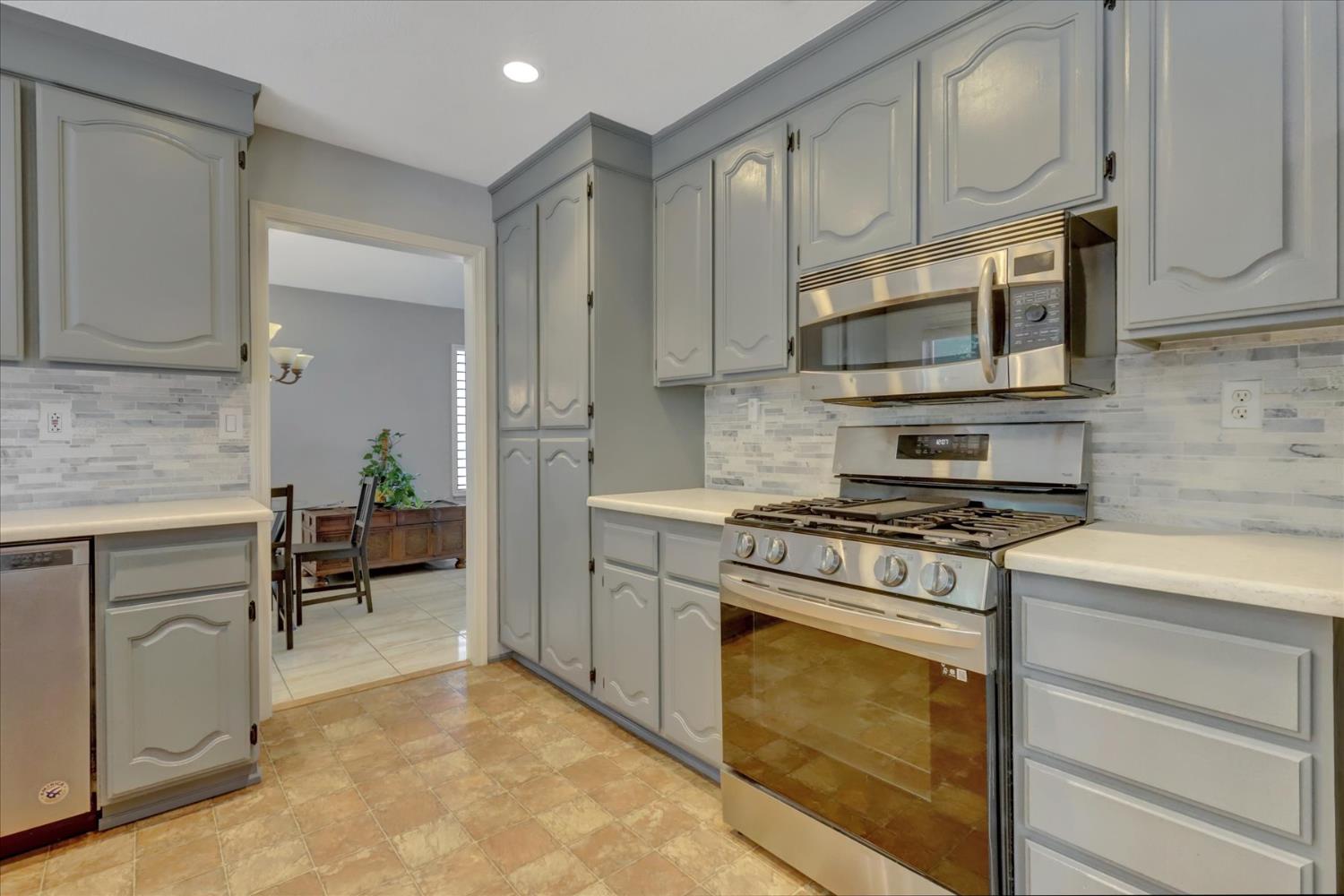 Detail Gallery Image 17 of 85 For 5809 Laguna Quail Way, Elk Grove,  CA 95758 - 4 Beds | 3 Baths