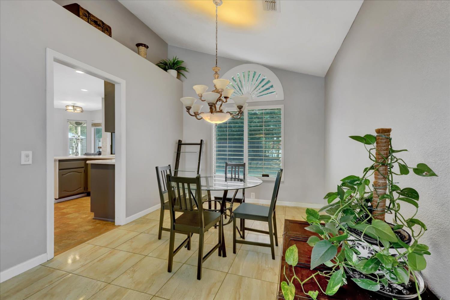 Detail Gallery Image 11 of 85 For 5809 Laguna Quail Way, Elk Grove,  CA 95758 - 4 Beds | 3 Baths