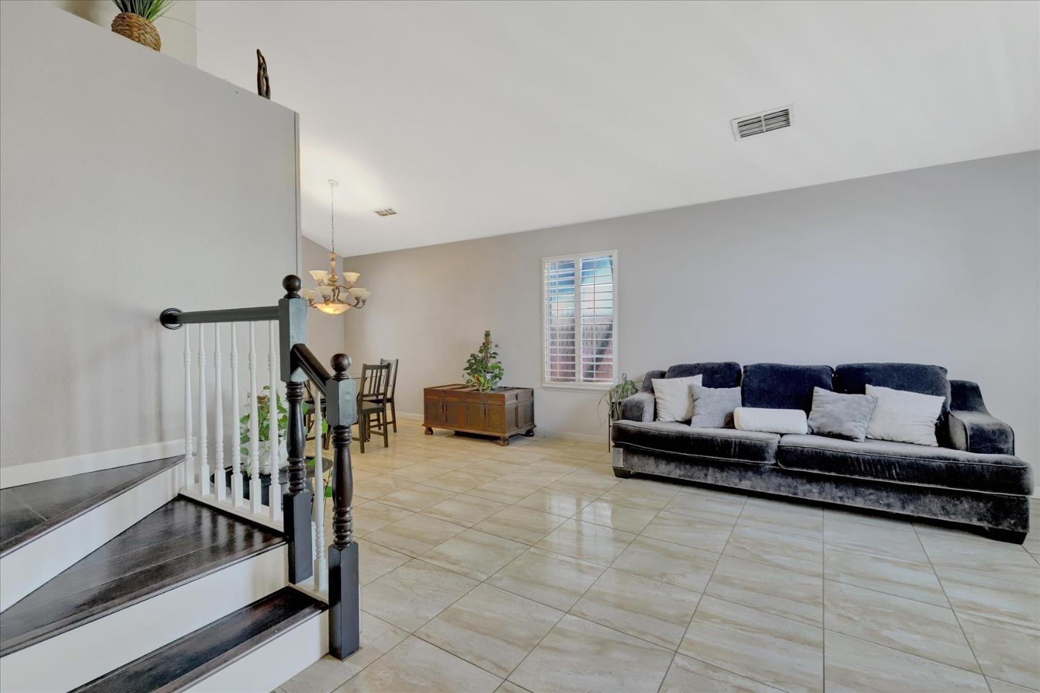 Detail Gallery Image 8 of 85 For 5809 Laguna Quail Way, Elk Grove,  CA 95758 - 4 Beds | 3 Baths