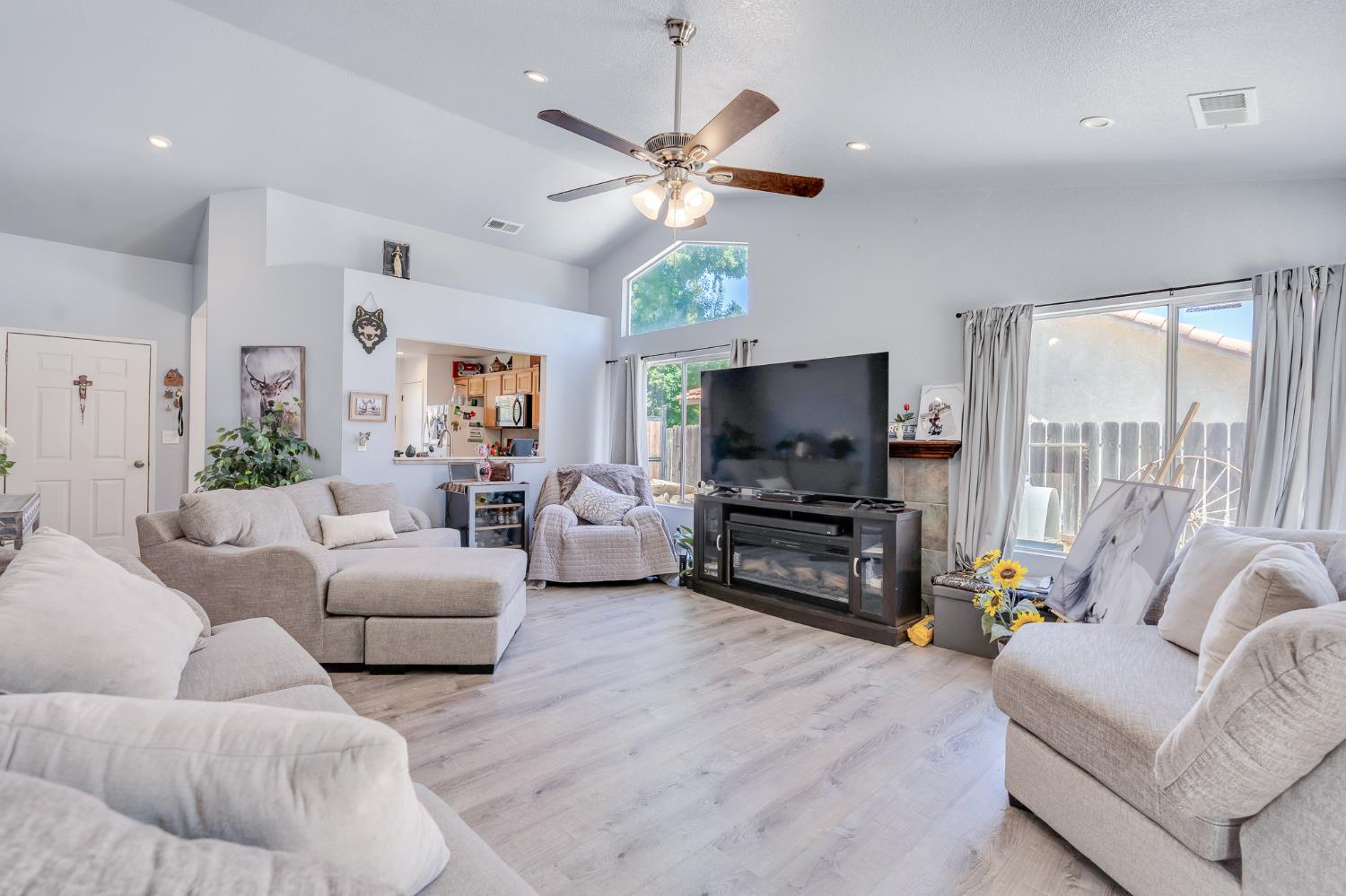 Detail Gallery Image 4 of 16 For 2062 Hastings Dr, Los Banos,  CA 93635 - 3 Beds | 2 Baths
