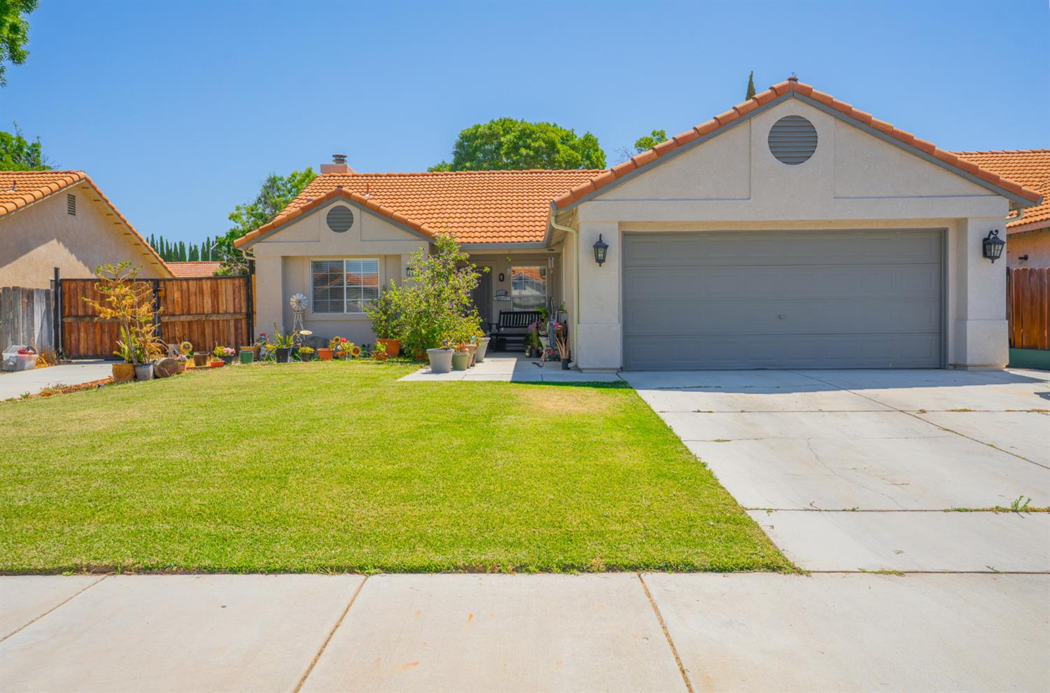 Detail Gallery Image 1 of 16 For 2062 Hastings Dr, Los Banos,  CA 93635 - 3 Beds | 2 Baths
