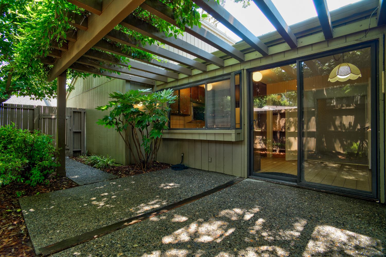 Detail Gallery Image 12 of 40 For 401 Dunbarton Cir, Sacramento,  CA 95825 - 3 Beds | 2 Baths