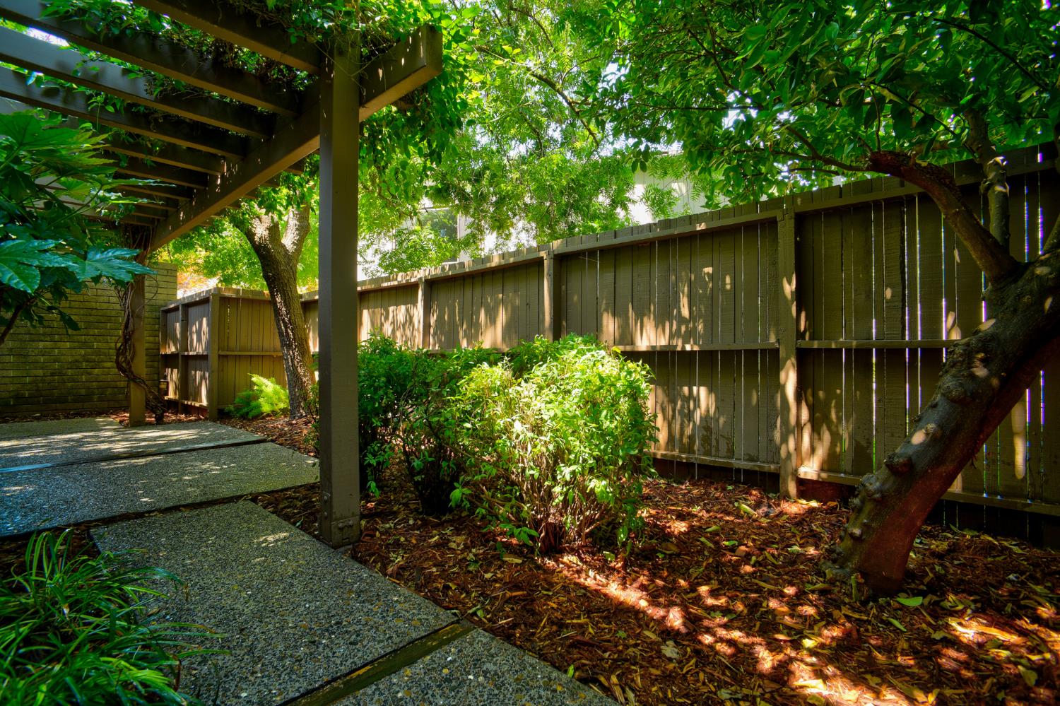Detail Gallery Image 13 of 40 For 401 Dunbarton Cir, Sacramento,  CA 95825 - 3 Beds | 2 Baths
