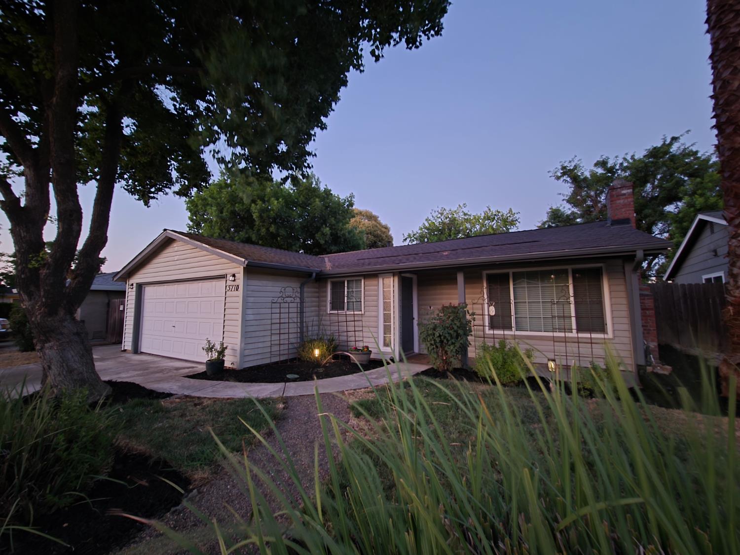 Detail Gallery Image 1 of 34 For 5710 Parkoaks Dr, Carmichael,  CA 95608 - 3 Beds | 1/1 Baths