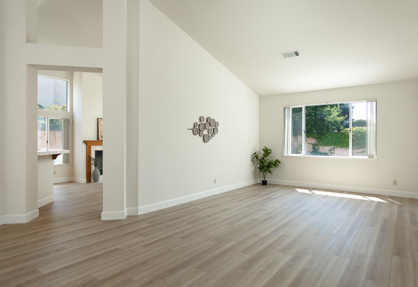 Detail Gallery Image 4 of 35 For 1738 Meadowlark Way, Yuba City,  CA 95993 - 4 Beds | 2 Baths