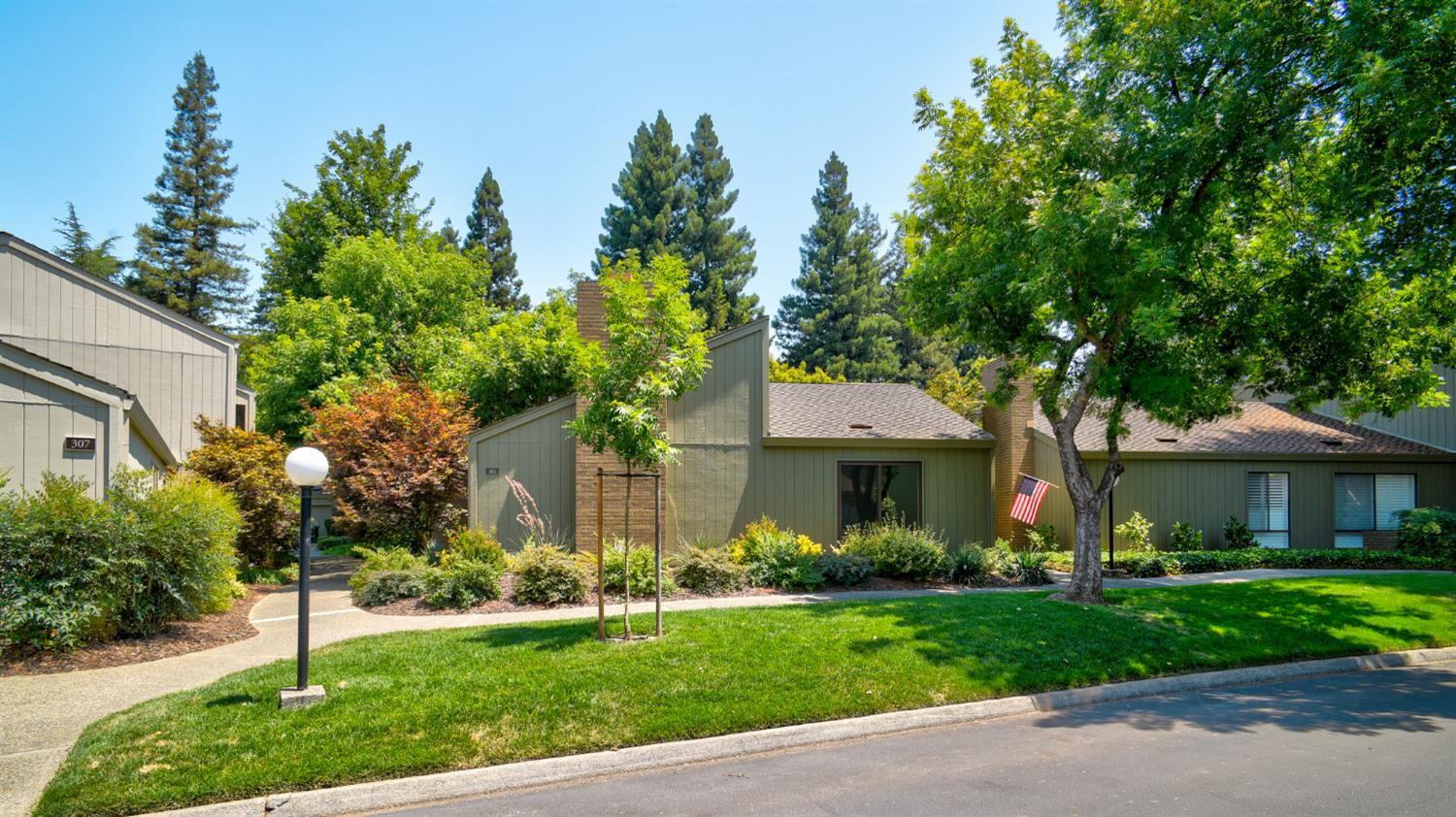 Detail Gallery Image 1 of 40 For 401 Dunbarton Cir, Sacramento,  CA 95825 - 3 Beds | 2 Baths