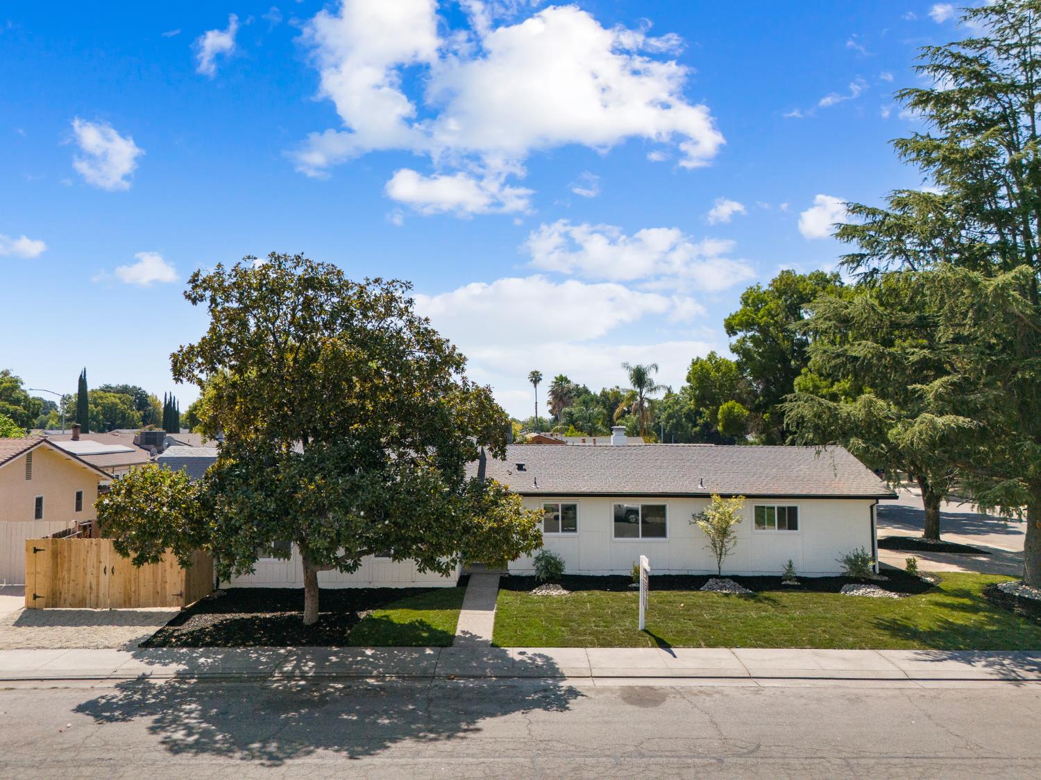 Detail Gallery Image 2 of 48 For 9311 Sundance Ln, Stockton,  CA 95210 - 4 Beds | 2 Baths