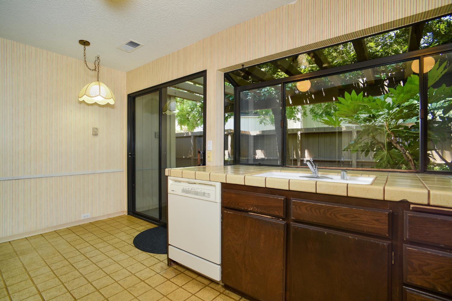 Detail Gallery Image 11 of 40 For 401 Dunbarton Cir, Sacramento,  CA 95825 - 3 Beds | 2 Baths