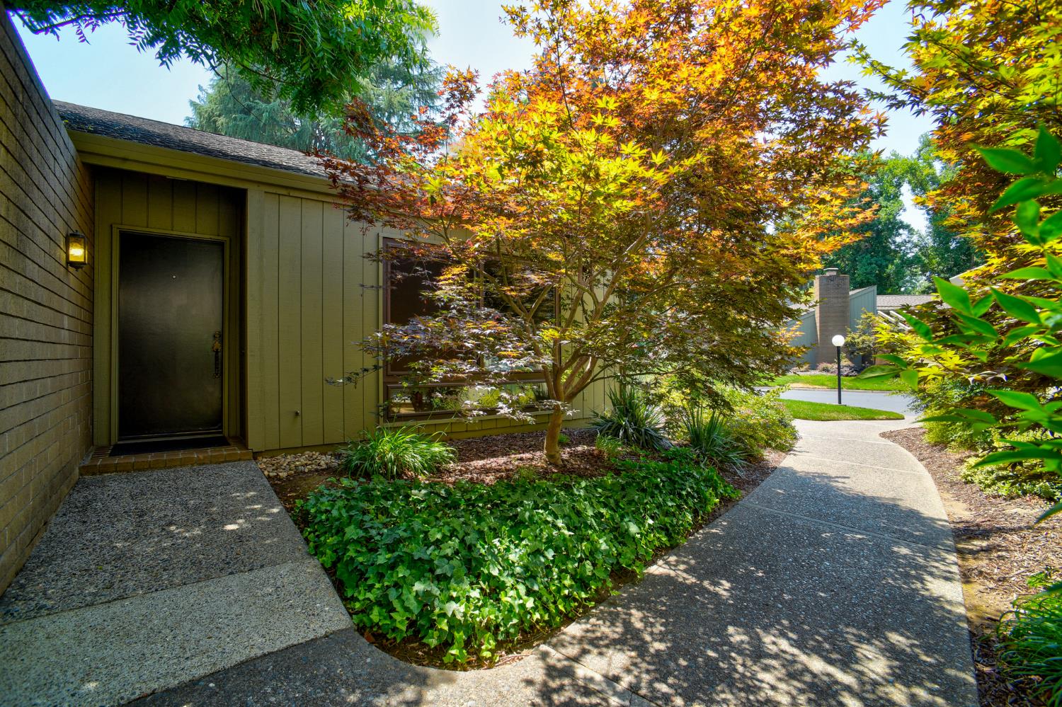 Detail Gallery Image 3 of 40 For 401 Dunbarton Cir, Sacramento,  CA 95825 - 3 Beds | 2 Baths