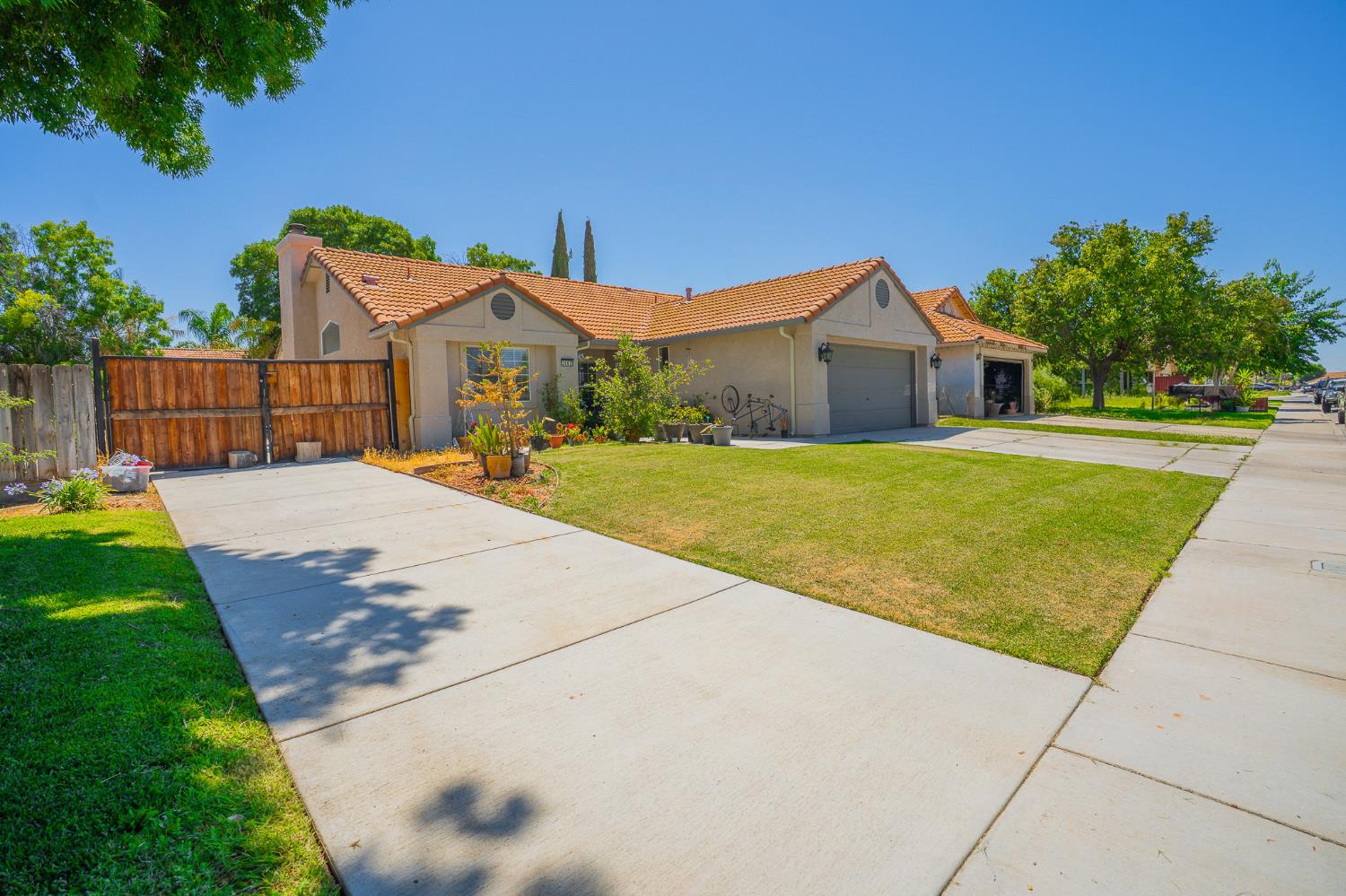 Detail Gallery Image 3 of 16 For 2062 Hastings Dr, Los Banos,  CA 93635 - 3 Beds | 2 Baths