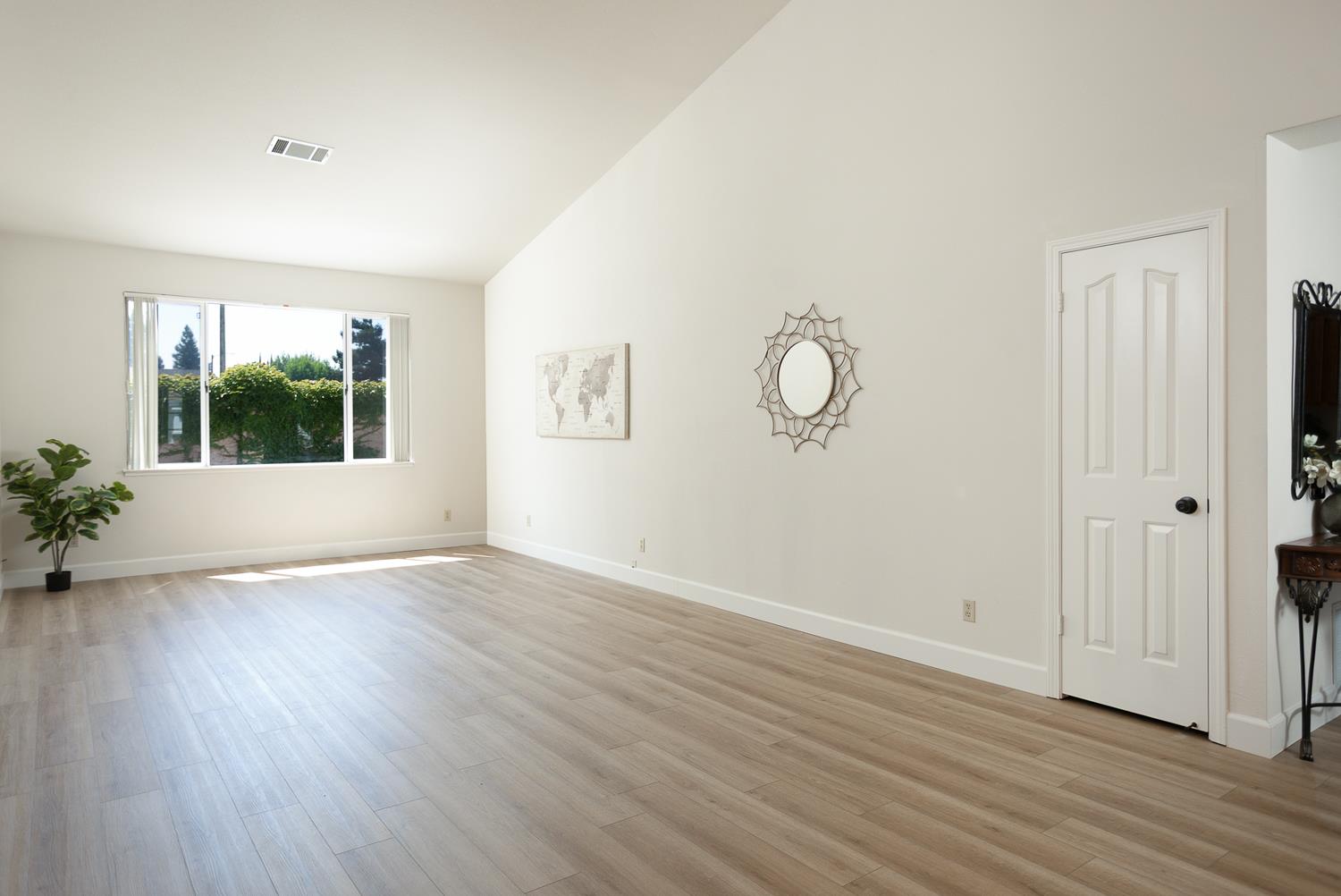 Detail Gallery Image 5 of 35 For 1738 Meadowlark Way, Yuba City,  CA 95993 - 4 Beds | 2 Baths