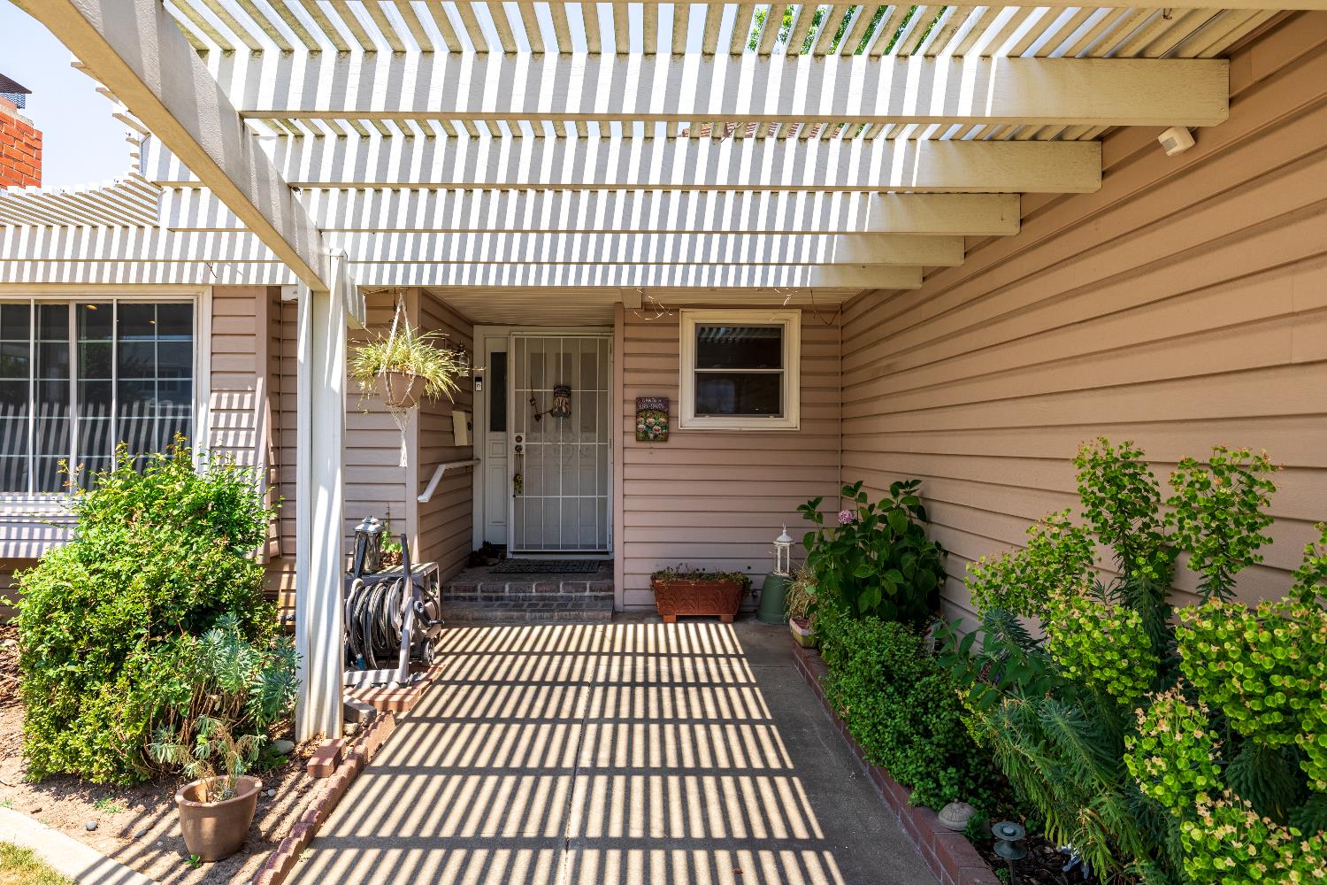 Detail Gallery Image 4 of 27 For 10137 La Gloria Way, Rancho Cordova,  CA 95670 - 3 Beds | 2 Baths