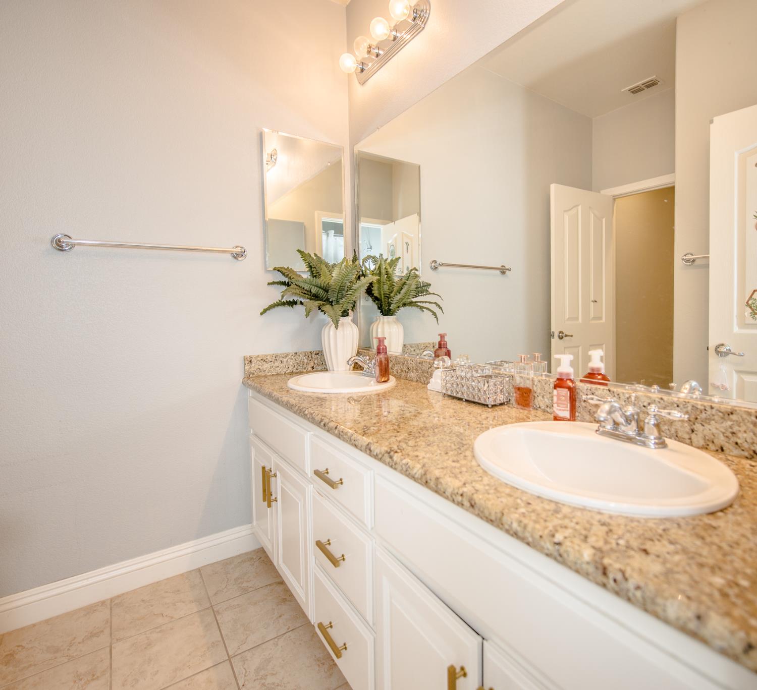 Detail Gallery Image 18 of 49 For 2373 Donner Pass Ave, Sacramento,  CA 95835 - 4 Beds | 2/1 Baths