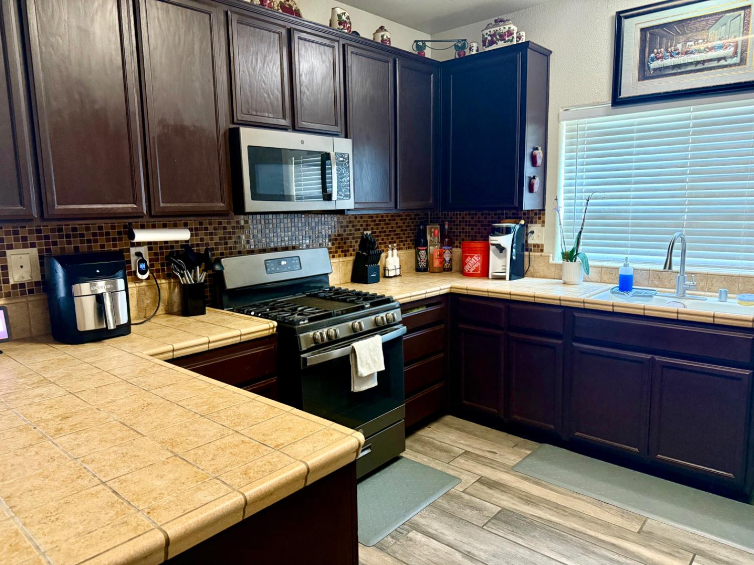 Detail Gallery Image 2 of 23 For 749 Rhone Ct, Los Banos,  CA 93635 - 3 Beds | 2 Baths