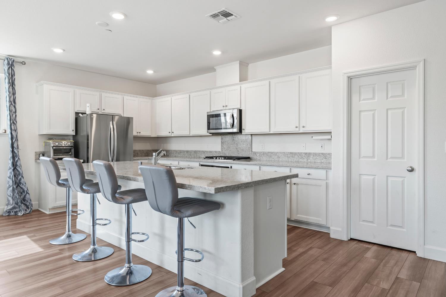 Detail Gallery Image 10 of 49 For 2825 Meadowbrook Ln, Turlock,  CA 95382 - 5 Beds | 3/1 Baths