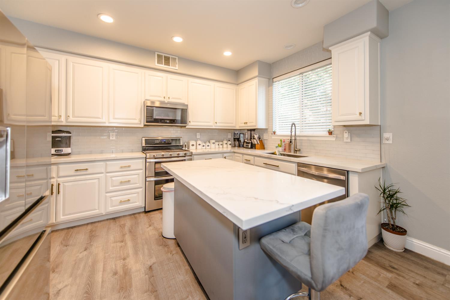 Detail Gallery Image 10 of 49 For 2373 Donner Pass Ave, Sacramento,  CA 95835 - 4 Beds | 2/1 Baths