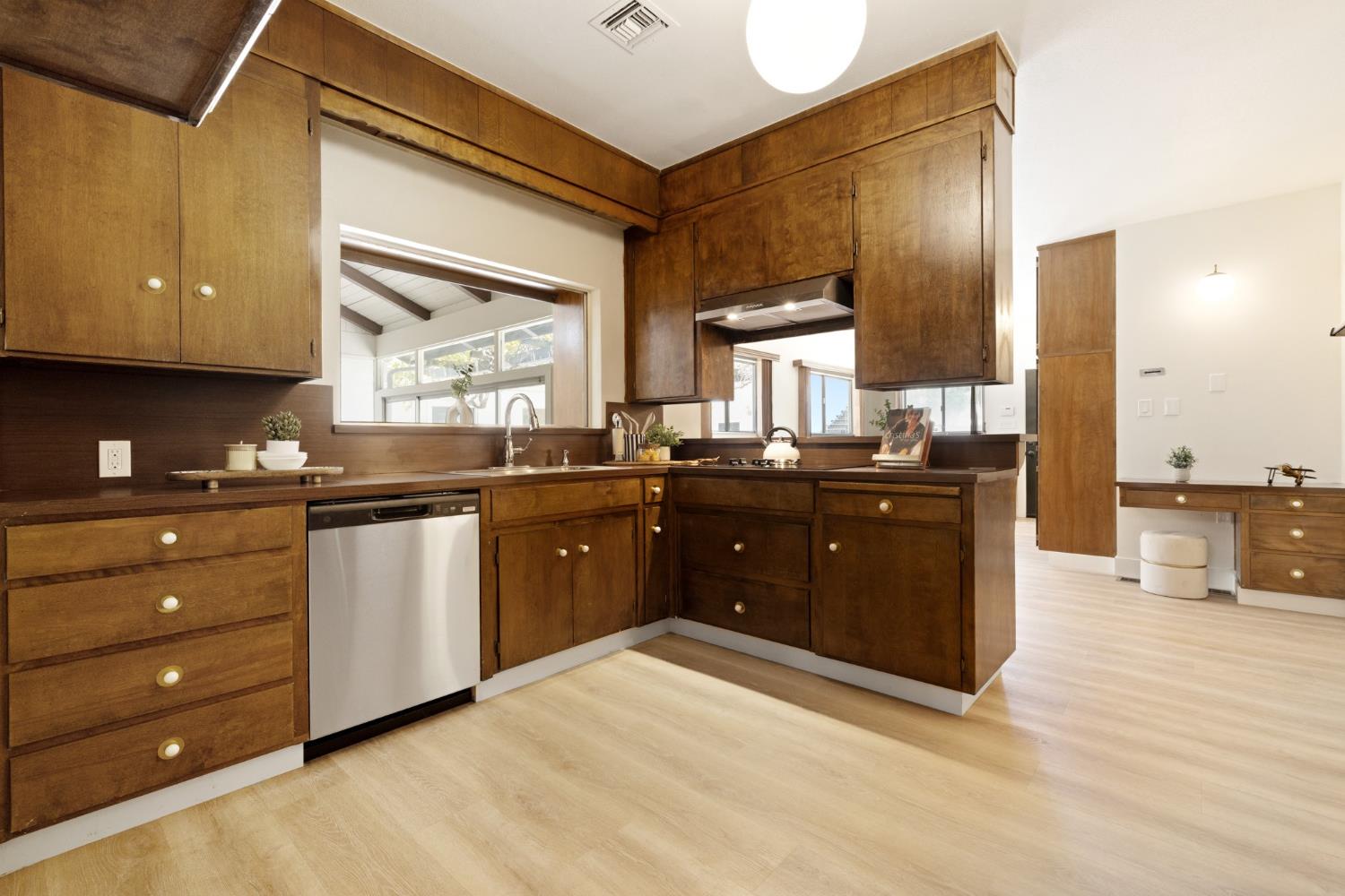 Detail Gallery Image 16 of 47 For 143 N Lincoln Ave, Manteca,  CA 95336 - 4 Beds | 4/3 Baths