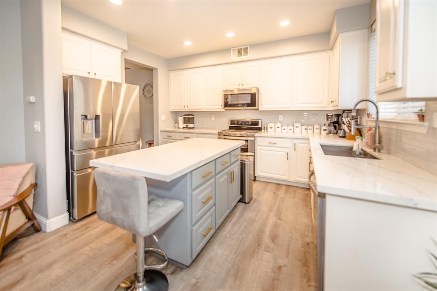 Detail Gallery Image 9 of 49 For 2373 Donner Pass Ave, Sacramento,  CA 95835 - 4 Beds | 2/1 Baths
