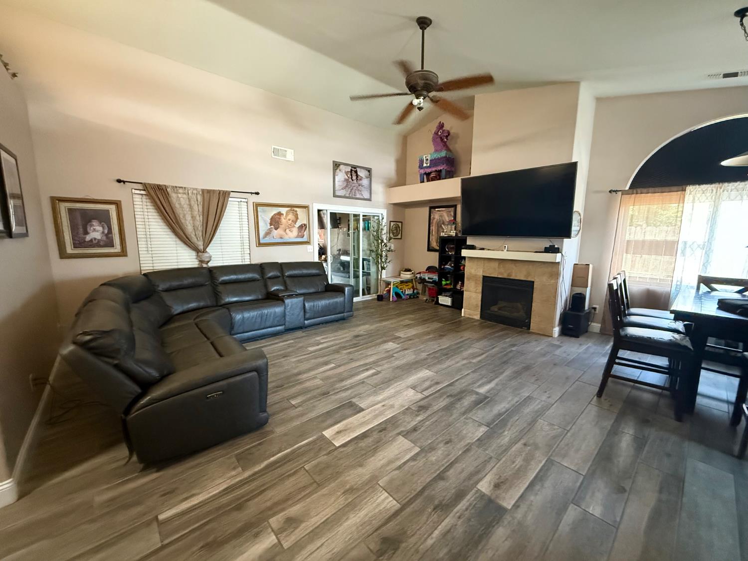 Detail Gallery Image 5 of 23 For 749 Rhone Ct, Los Banos,  CA 93635 - 3 Beds | 2 Baths