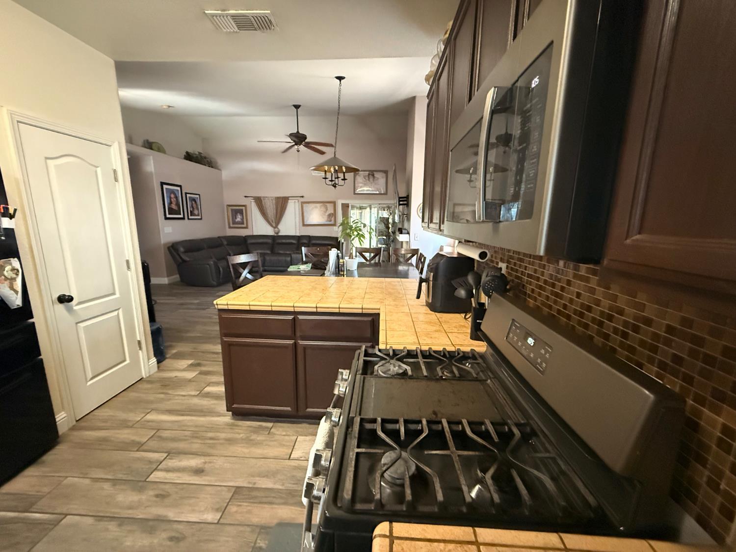 Detail Gallery Image 4 of 23 For 749 Rhone Ct, Los Banos,  CA 93635 - 3 Beds | 2 Baths