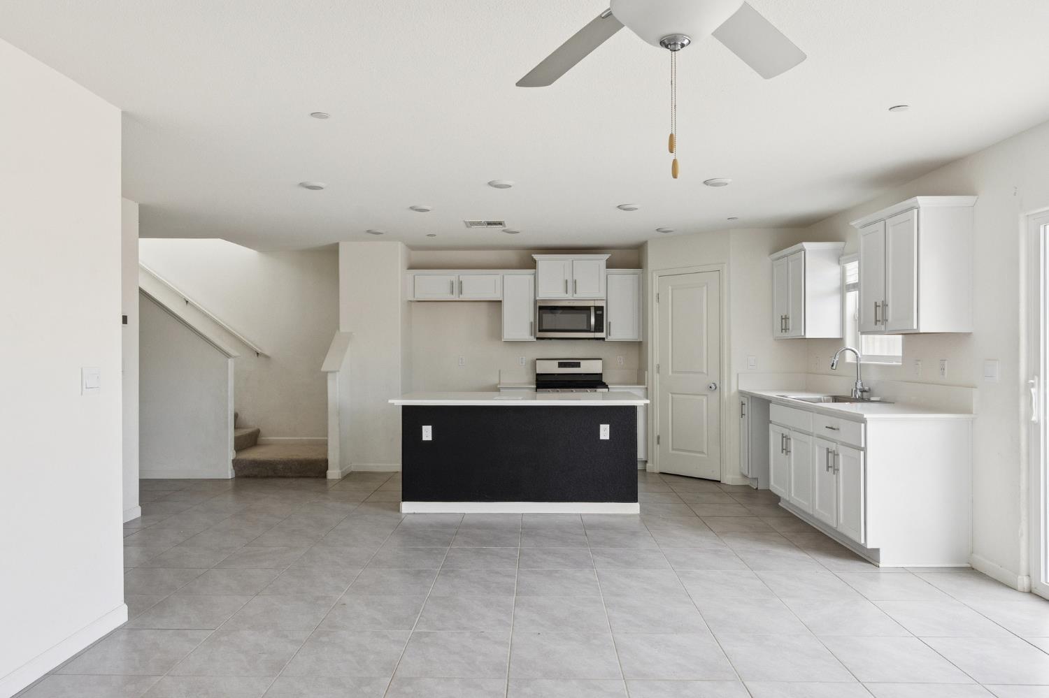 Detail Gallery Image 9 of 30 For 441 Stei N, Waterford,  CA 95385 - 4 Beds | 2/1 Baths