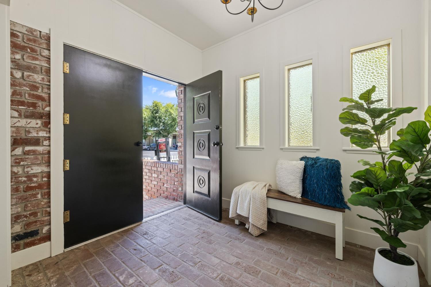 Detail Gallery Image 3 of 47 For 143 N Lincoln Ave, Manteca,  CA 95336 - 4 Beds | 4/3 Baths