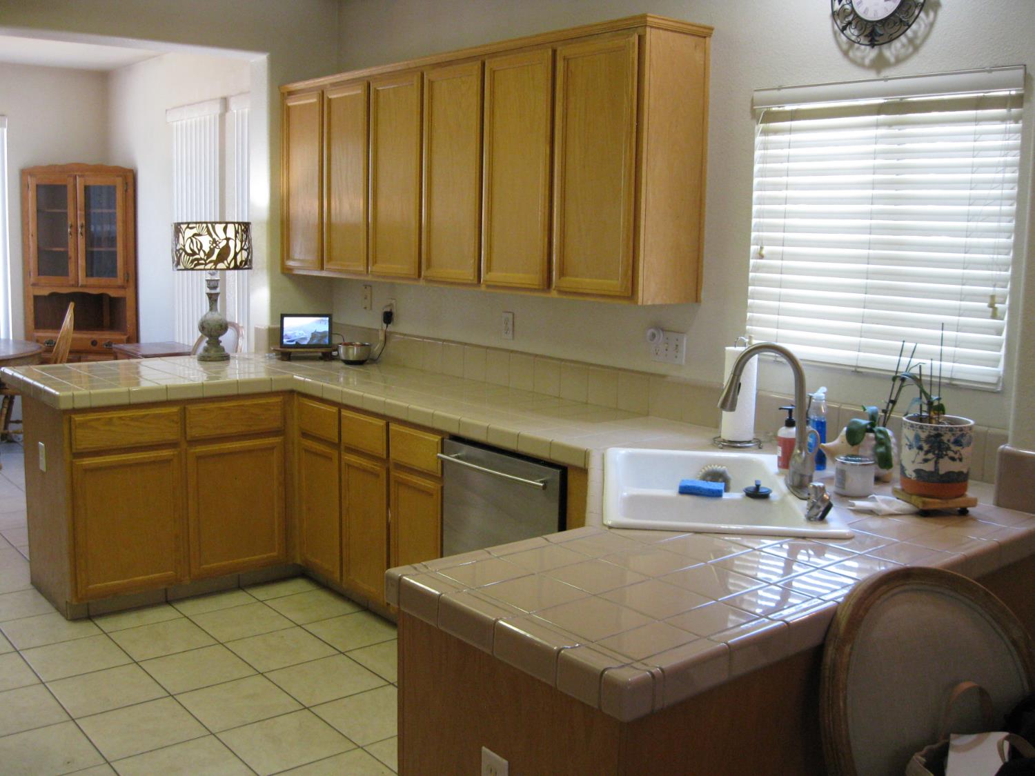 Detail Gallery Image 8 of 21 For 3006 Silver Oak Ct, Turlock,  CA 95382 - 5 Beds | 3 Baths