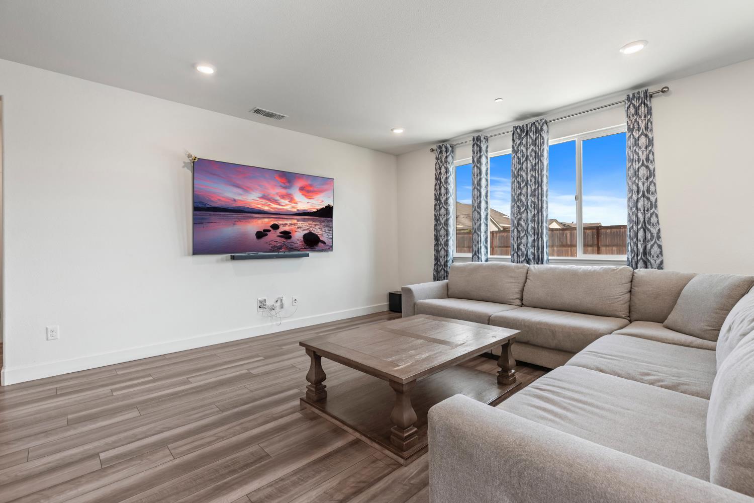 Detail Gallery Image 9 of 49 For 2825 Meadowbrook Ln, Turlock,  CA 95382 - 5 Beds | 3/1 Baths
