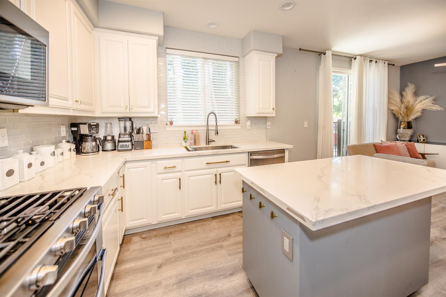 Detail Gallery Image 8 of 49 For 2373 Donner Pass Ave, Sacramento,  CA 95835 - 4 Beds | 2/1 Baths