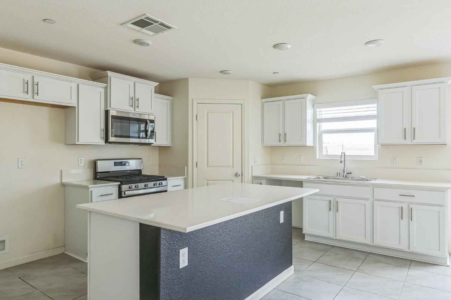 Detail Gallery Image 6 of 30 For 441 Stei N, Waterford,  CA 95385 - 4 Beds | 2/1 Baths