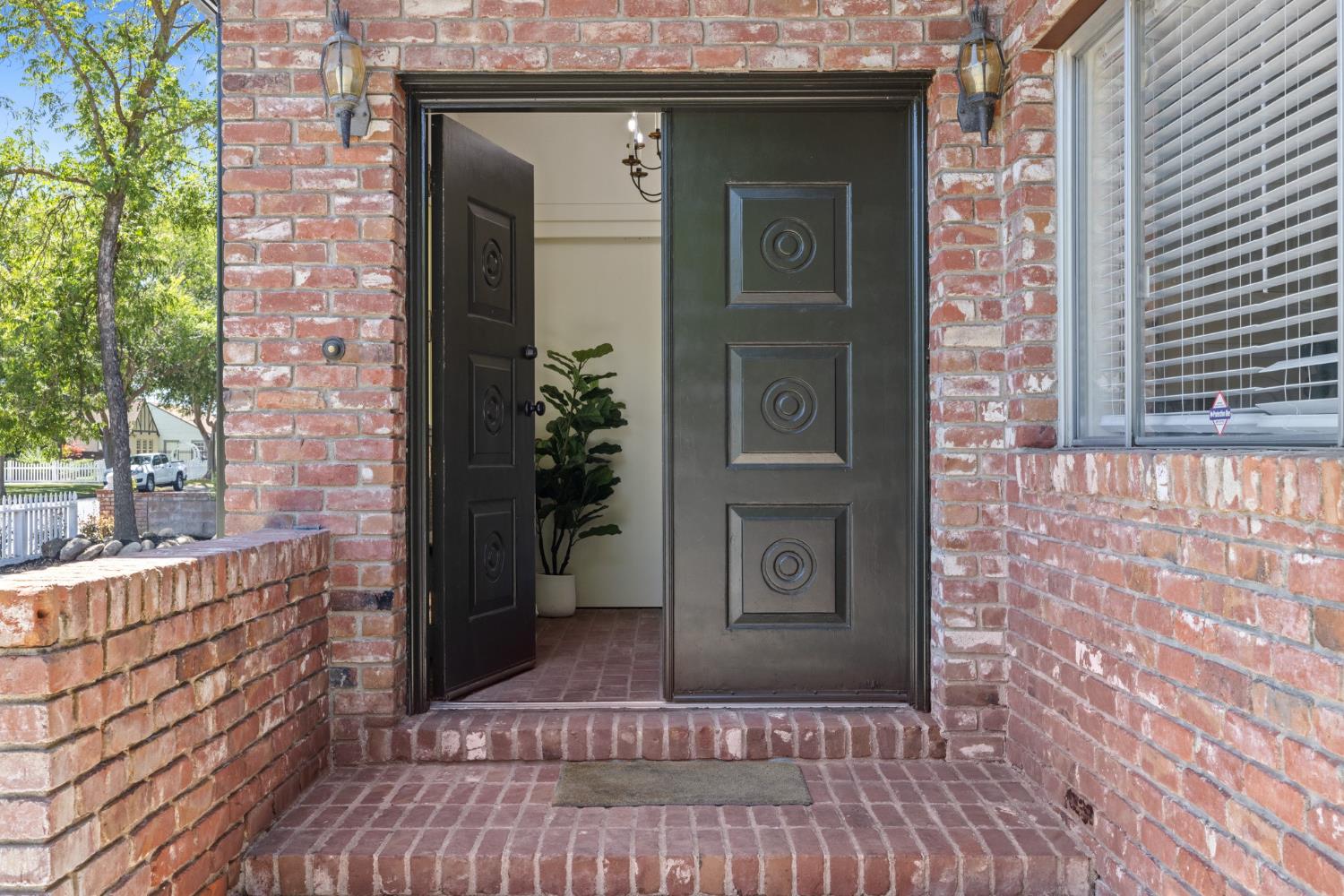 Detail Gallery Image 2 of 47 For 143 N Lincoln Ave, Manteca,  CA 95336 - 4 Beds | 4/3 Baths