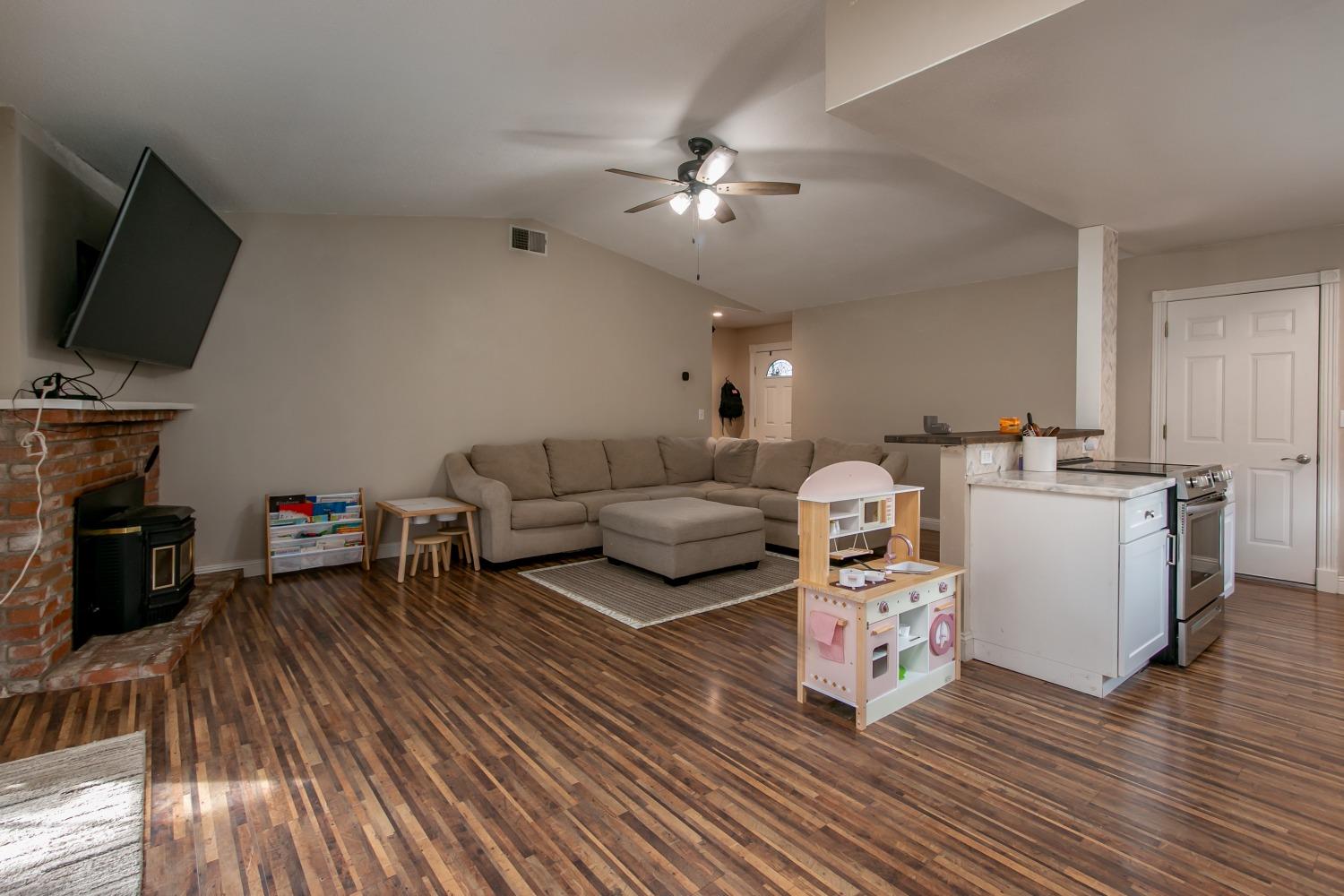 Detail Gallery Image 3 of 28 For 9192 Pershing Ave, Orangevale,  CA 95662 - 3 Beds | 2 Baths