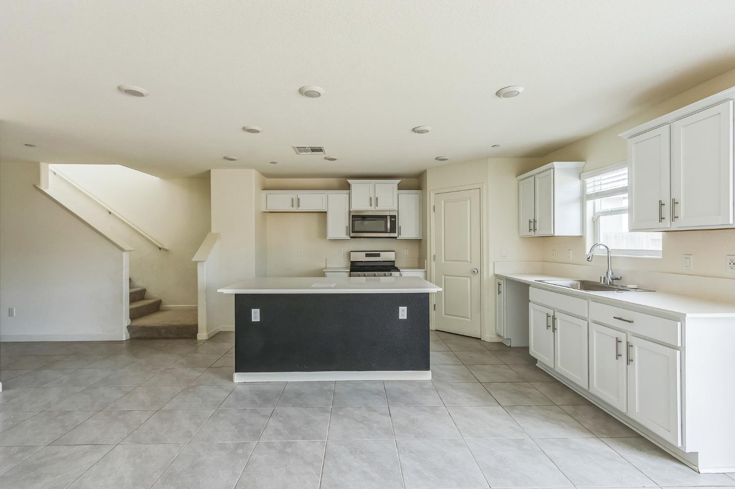 Detail Gallery Image 8 of 30 For 441 Stei N, Waterford,  CA 95385 - 4 Beds | 2/1 Baths