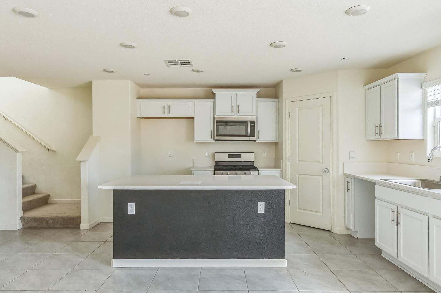 Detail Gallery Image 7 of 30 For 441 Stei N, Waterford,  CA 95385 - 4 Beds | 2/1 Baths