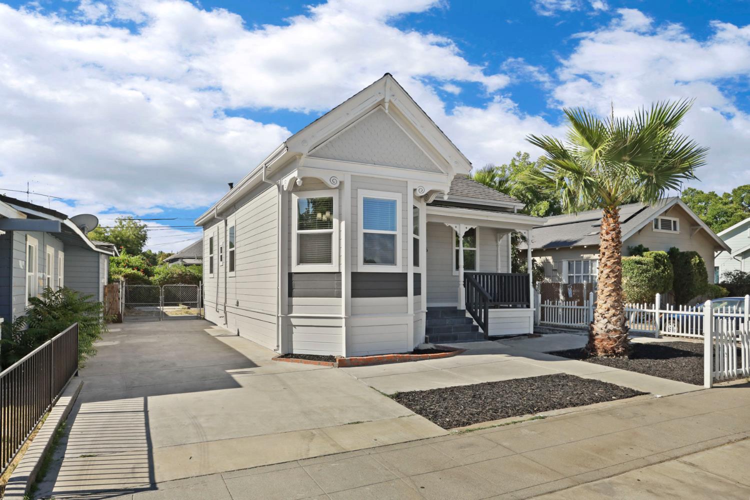 Detail Gallery Image 2 of 32 For 436 E Arcade St, Stockton,  CA 95204 - 3 Beds | 2 Baths