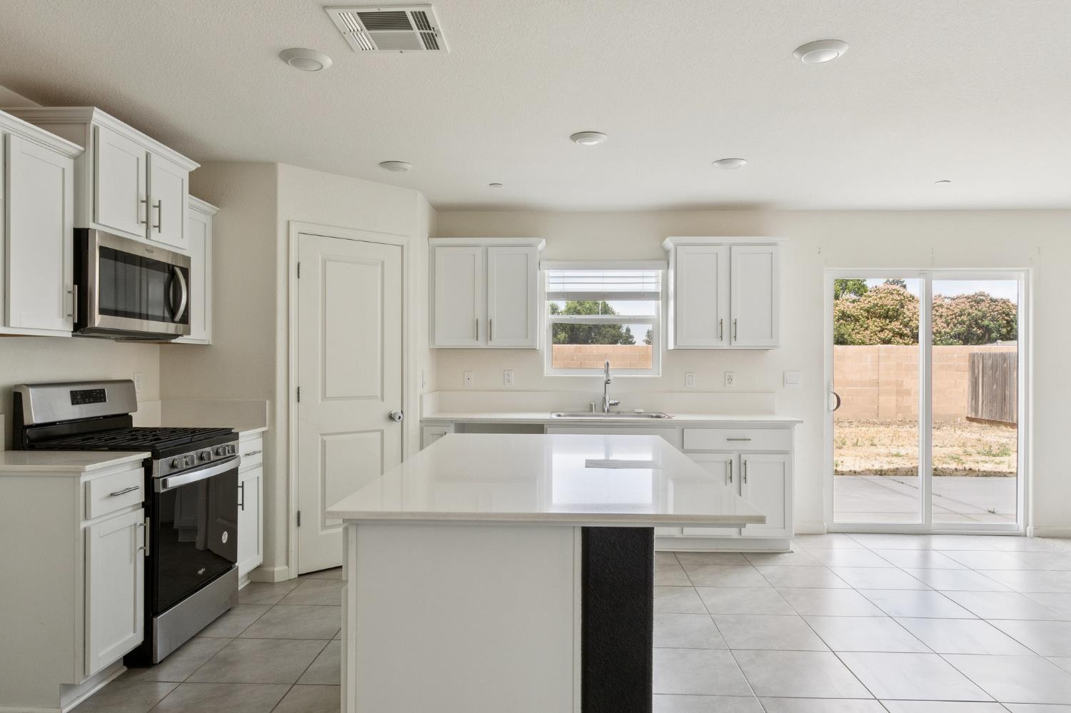 Detail Gallery Image 5 of 30 For 441 Stei N, Waterford,  CA 95385 - 4 Beds | 2/1 Baths