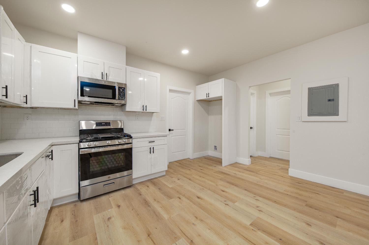 Detail Gallery Image 14 of 38 For 644 N Airport Way, Stockton,  CA 95205 - 3 Beds | 2 Baths