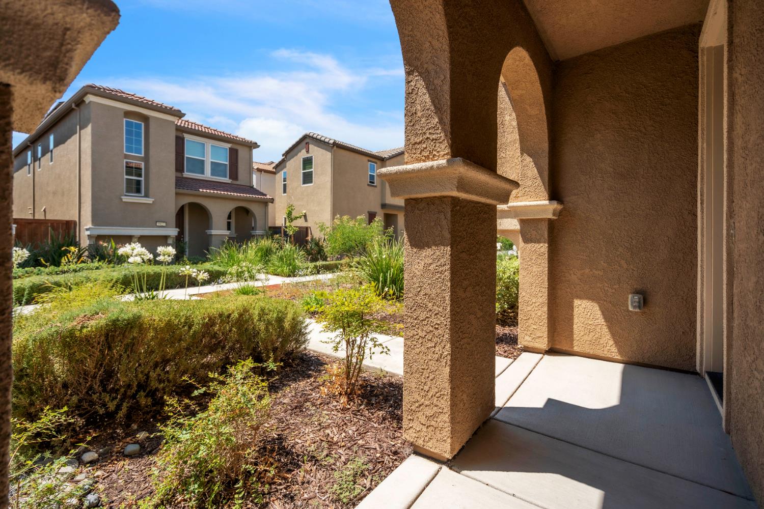 Detail Gallery Image 3 of 35 For 9934 Macabee Ln, Elk Grove,  CA 95757 - 3 Beds | 2/1 Baths