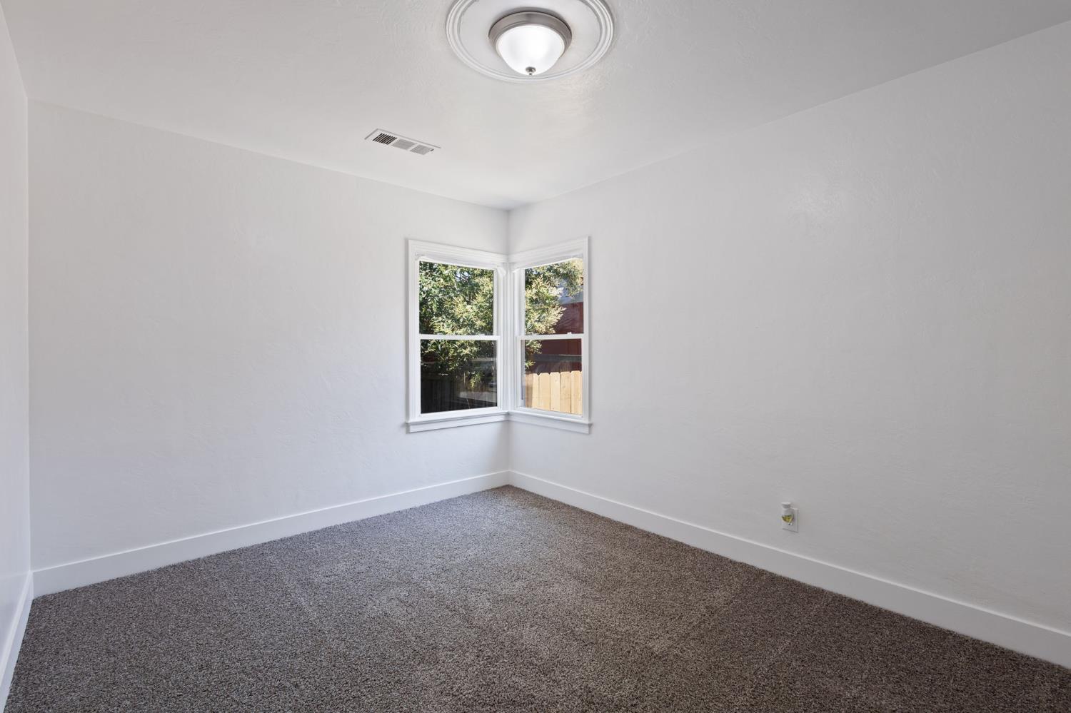 Detail Gallery Image 20 of 27 For 365 E Main St, Merced,  CA 95340 - 3 Beds | 1/1 Baths