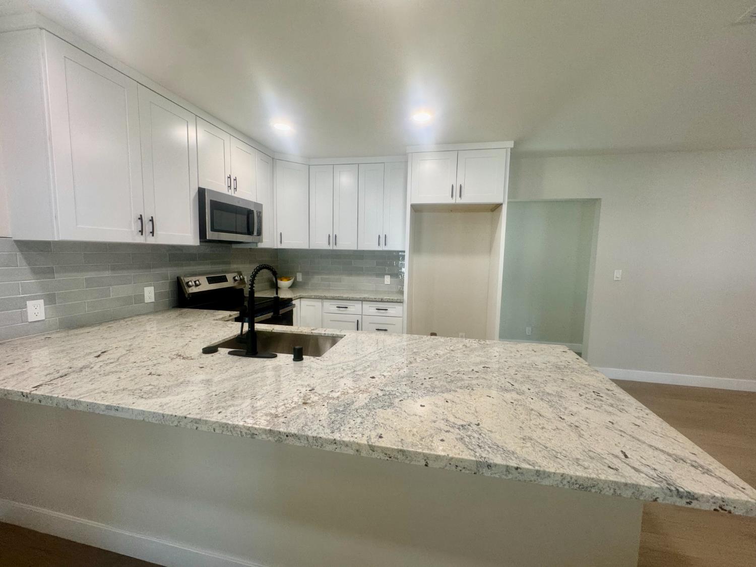 Detail Gallery Image 4 of 32 For 5230 North Ave, Carmichael,  CA 95608 - 3 Beds | 2 Baths