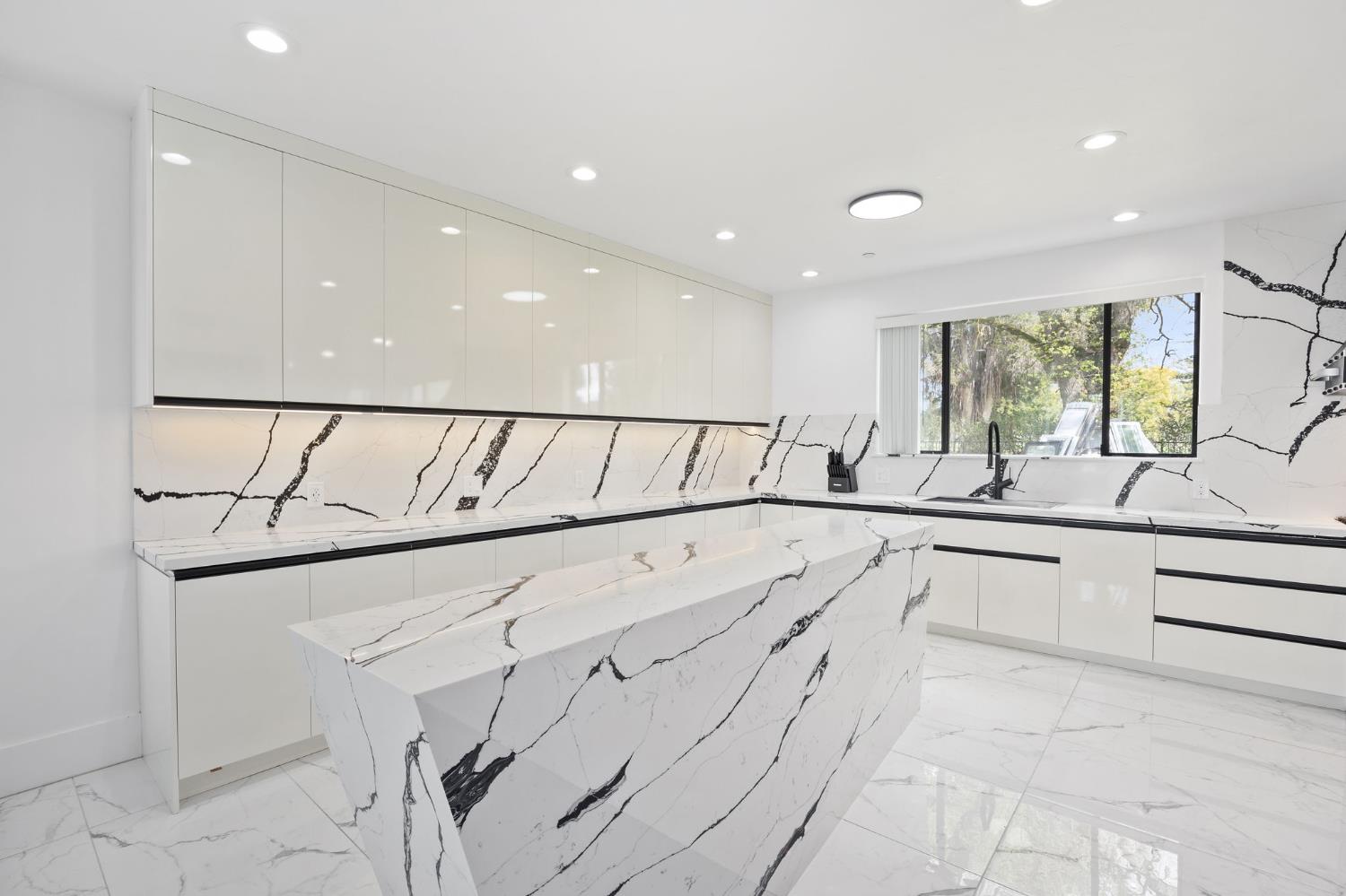 Detail Gallery Image 10 of 47 For 9425 S Wales Way, Elk Grove,  CA 95758 - 5 Beds | 5/1 Baths