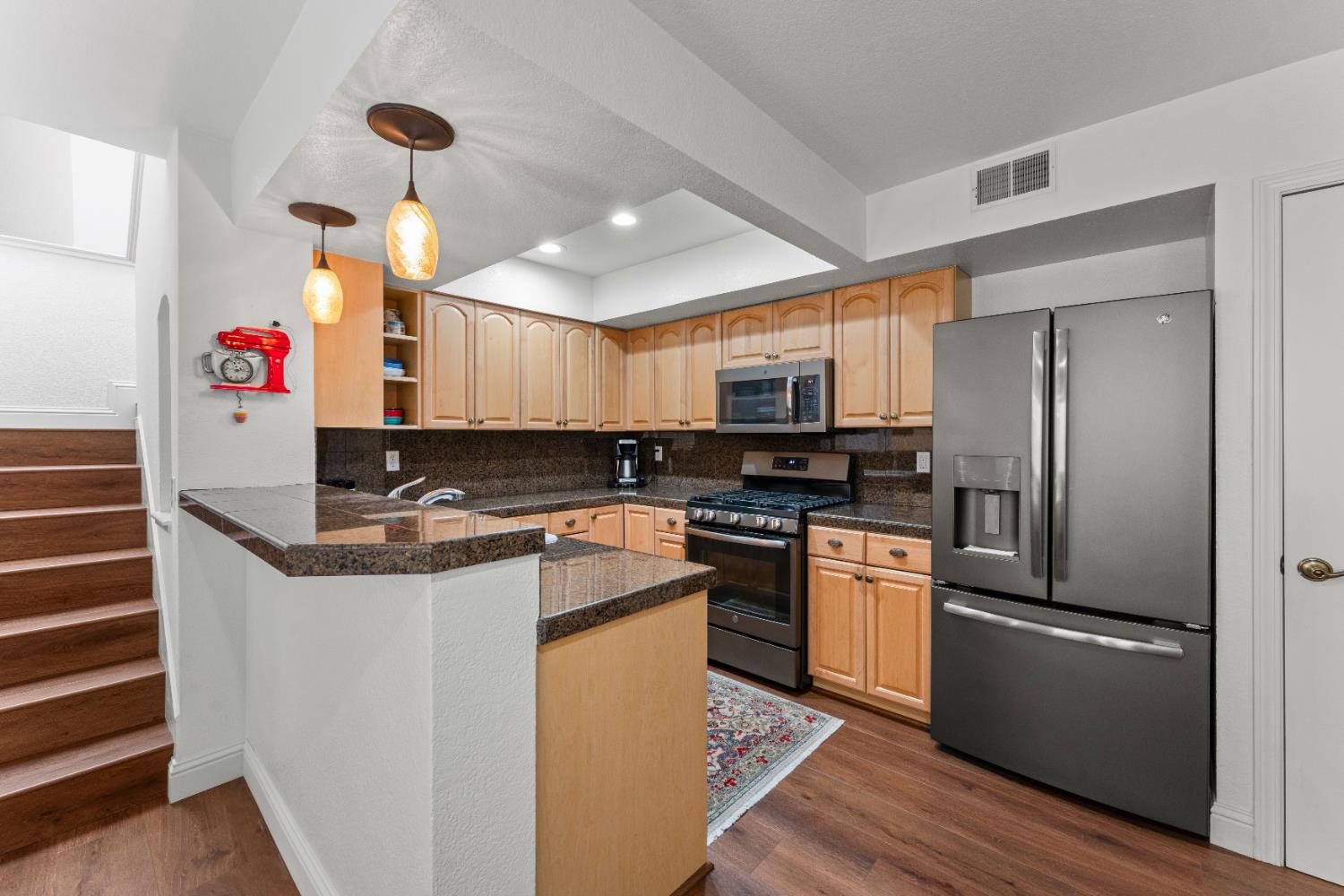 Detail Gallery Image 3 of 21 For 7522 Creekridge Ln, Citrus Heights,  CA 95610 - 3 Beds | 3 Baths