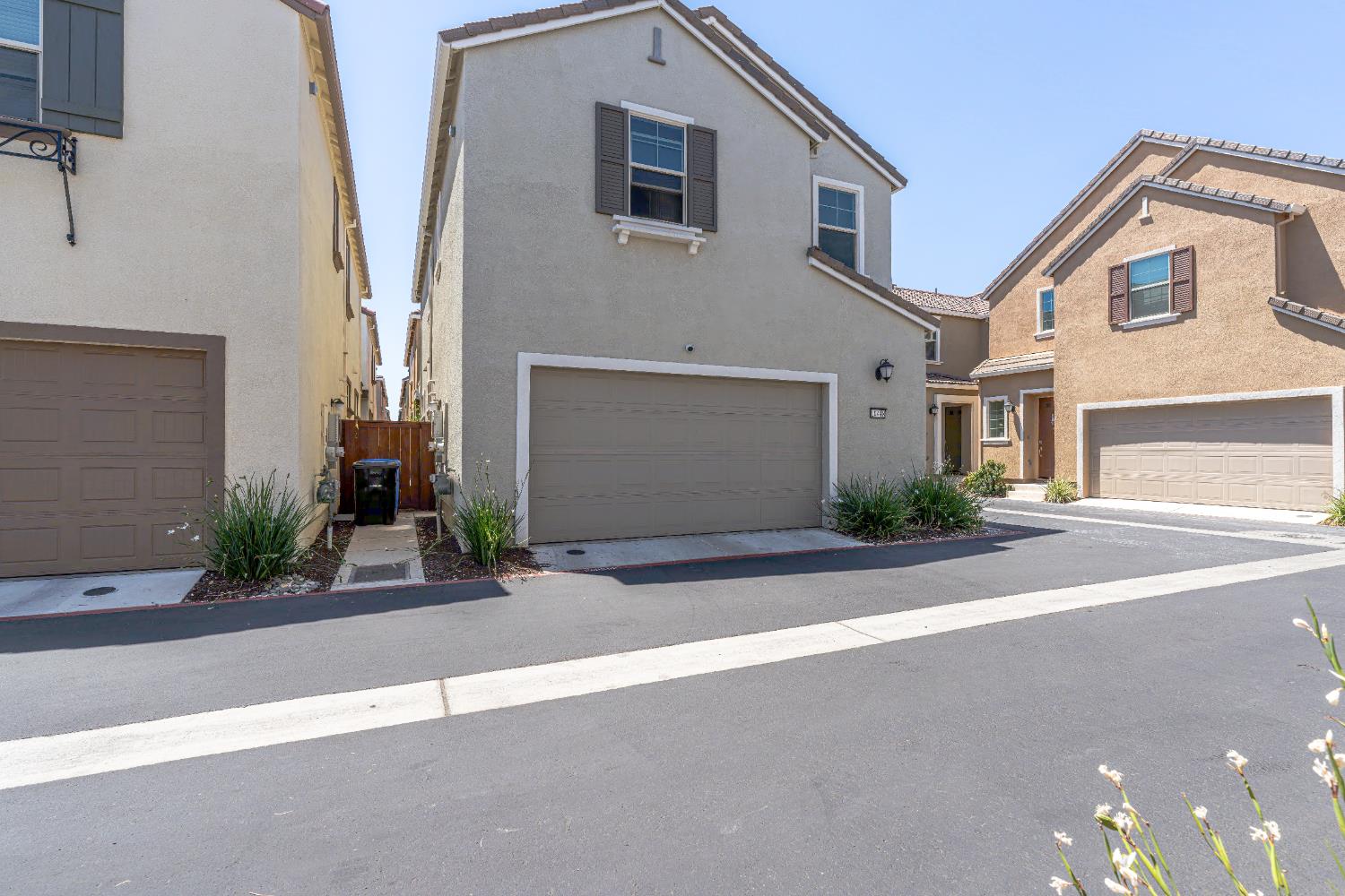 Detail Gallery Image 2 of 53 For 10448 Oboe Way, Elk Grove,  CA 95757 - 3 Beds | 2/1 Baths