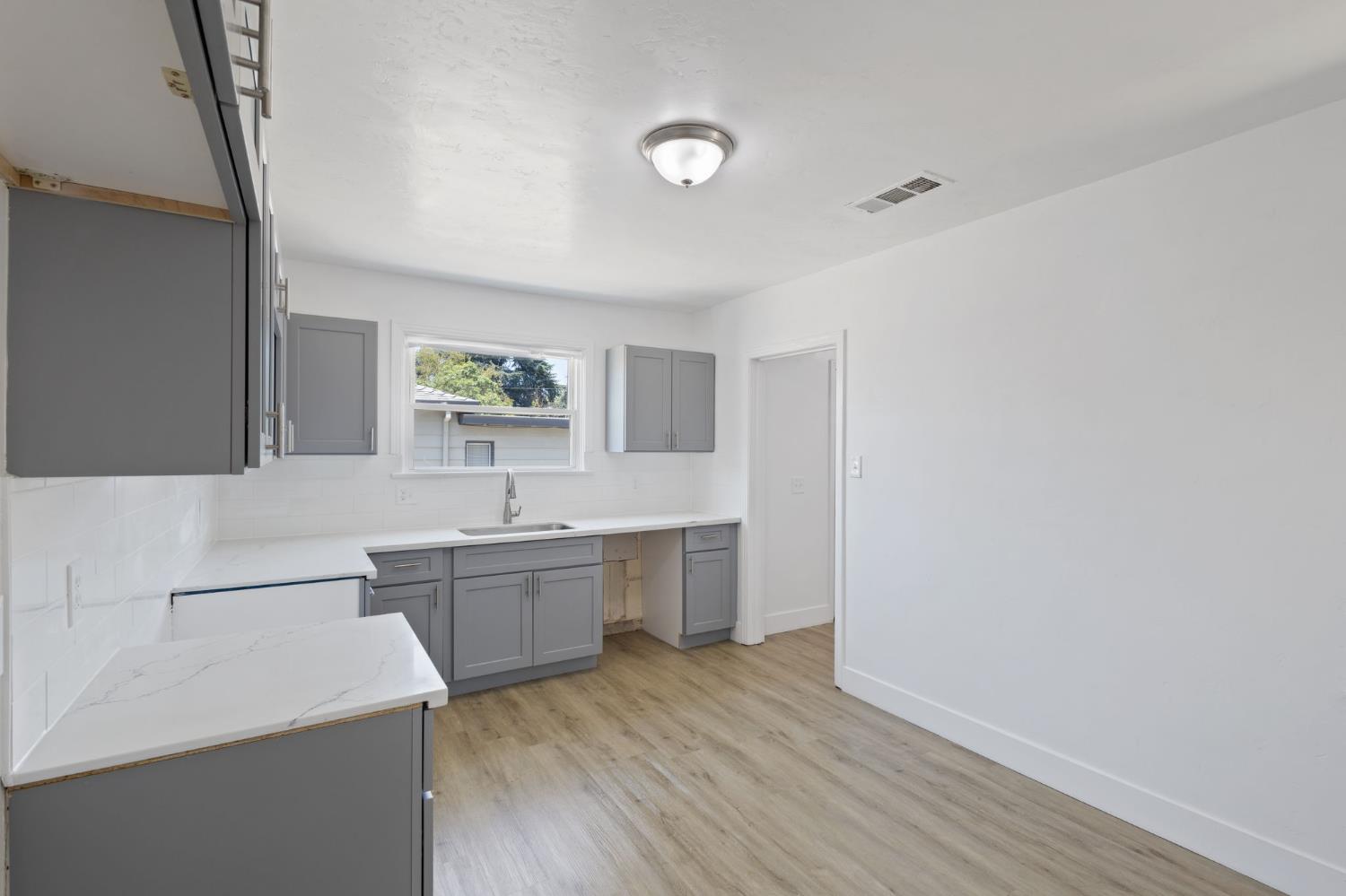 Detail Gallery Image 8 of 27 For 365 E Main St, Merced,  CA 95340 - 3 Beds | 1/1 Baths