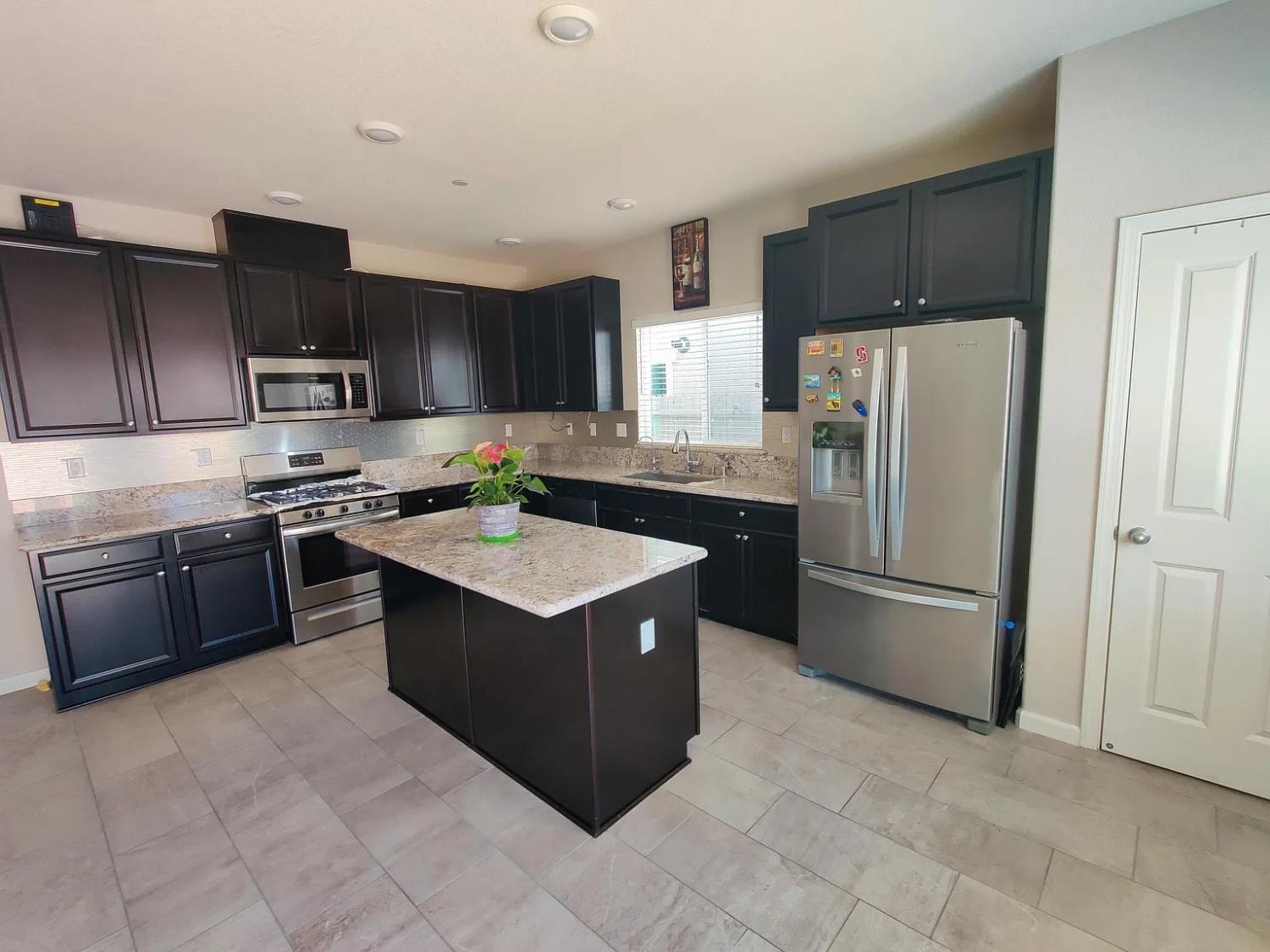 Detail Gallery Image 6 of 34 For 1636 N Breezy Meadow Dr, Sacramento,  CA 95834 - 4 Beds | 3 Baths