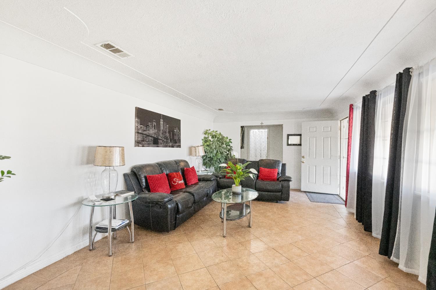 Detail Gallery Image 5 of 22 For 1260 T St, Merced,  CA 95341 - 2 Beds | 1 Baths
