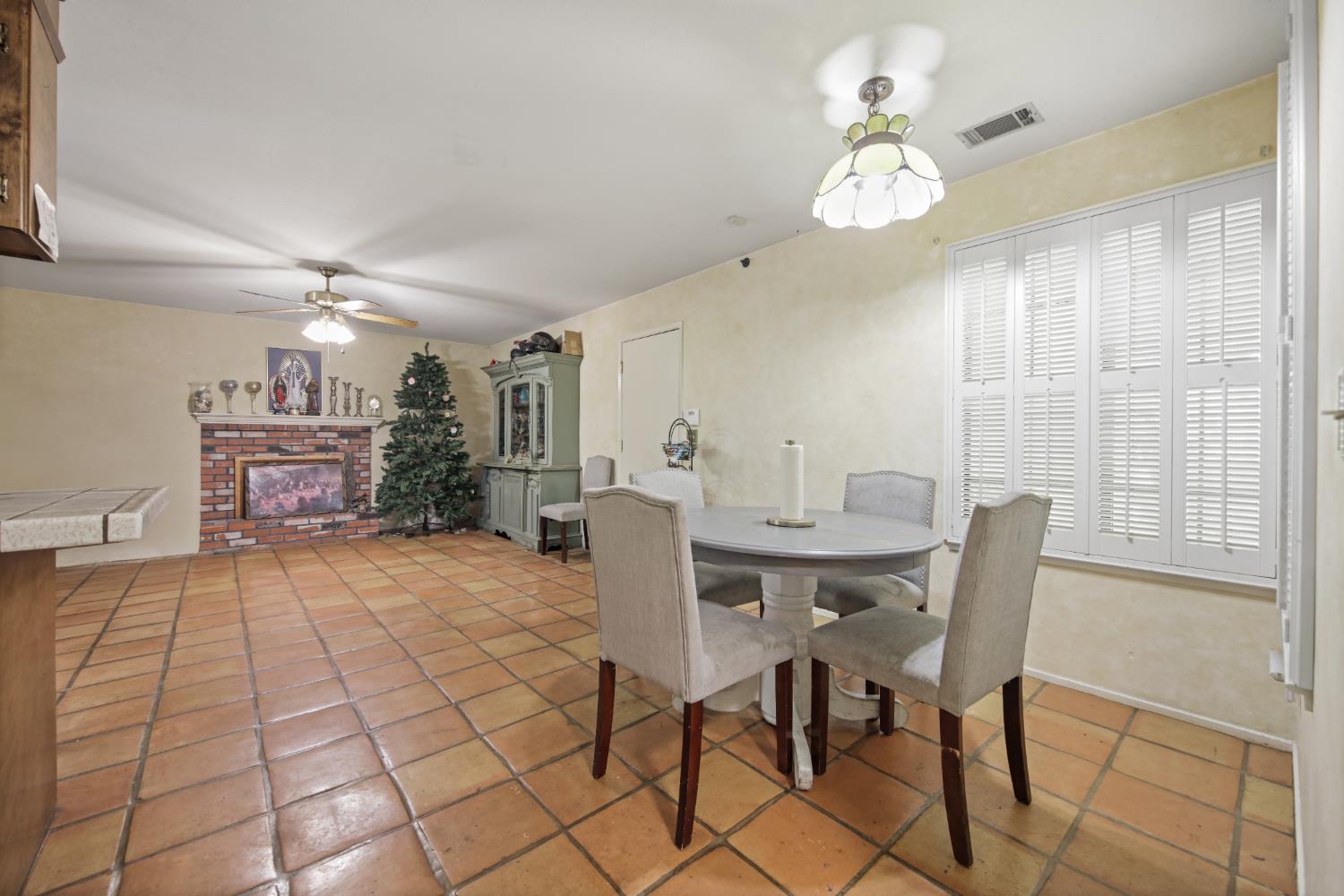 Detail Gallery Image 6 of 30 For 2962 Smoke Tree Cir, Stockton,  CA 95209 - 3 Beds | 2 Baths