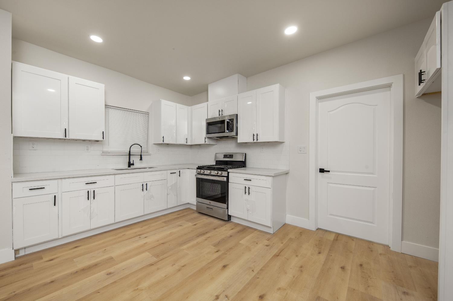 Detail Gallery Image 10 of 38 For 644 N Airport Way, Stockton,  CA 95205 - 3 Beds | 2 Baths