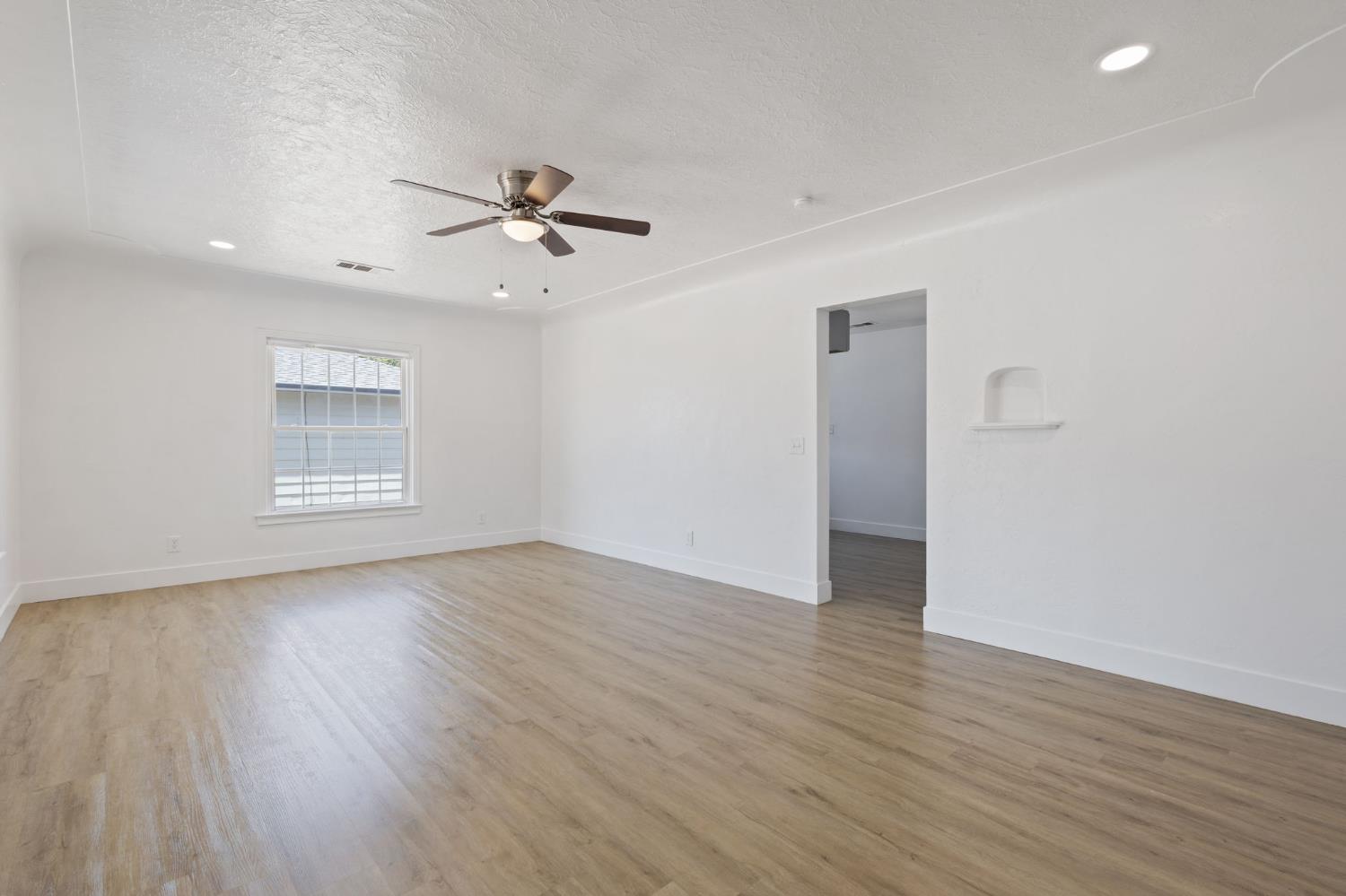 Detail Gallery Image 5 of 27 For 365 E Main St, Merced,  CA 95340 - 3 Beds | 1/1 Baths