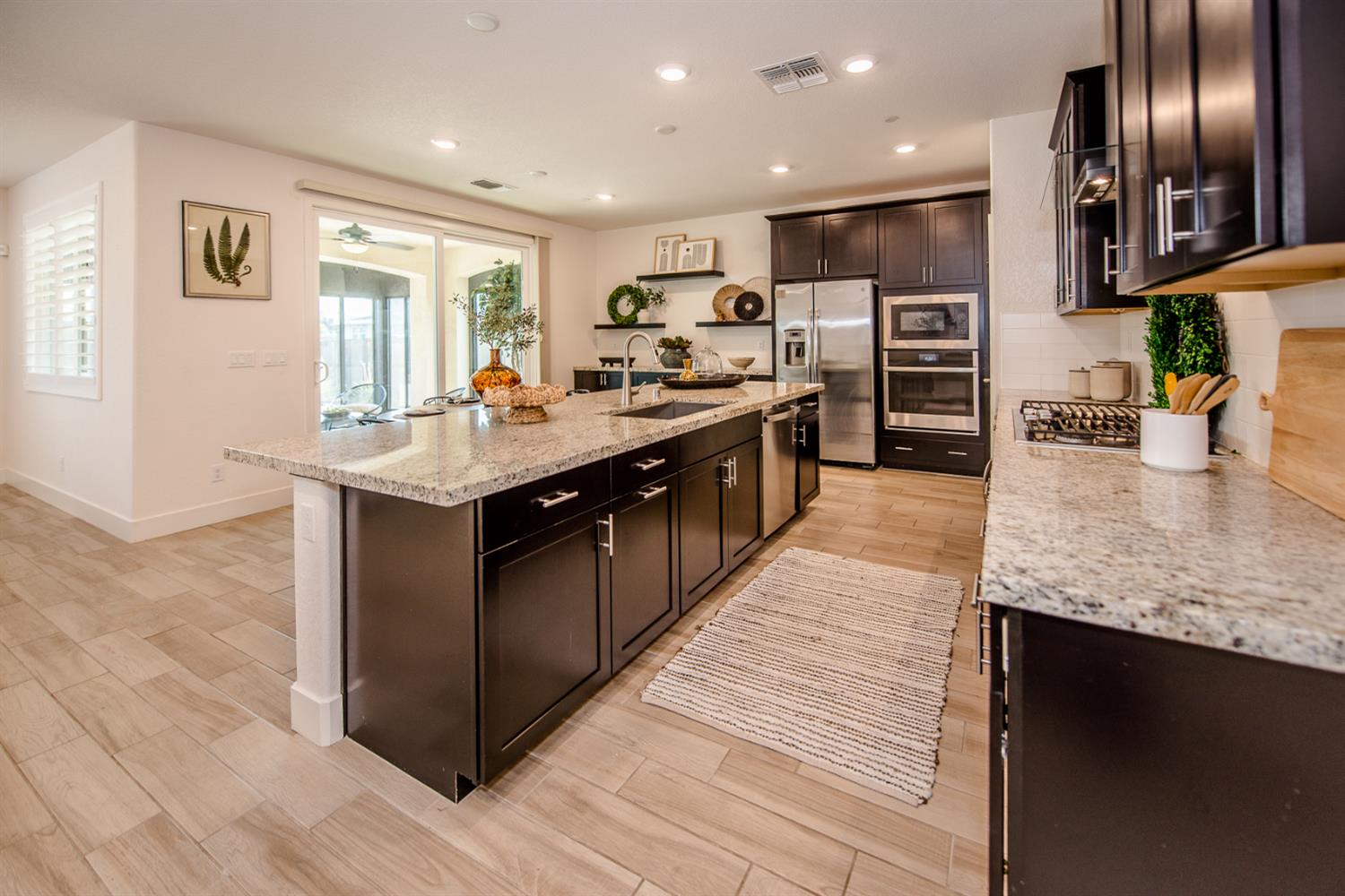 Detail Gallery Image 6 of 37 For 2751 Brookshire Cir, Woodland,  CA 95776 - 5 Beds | 3 Baths